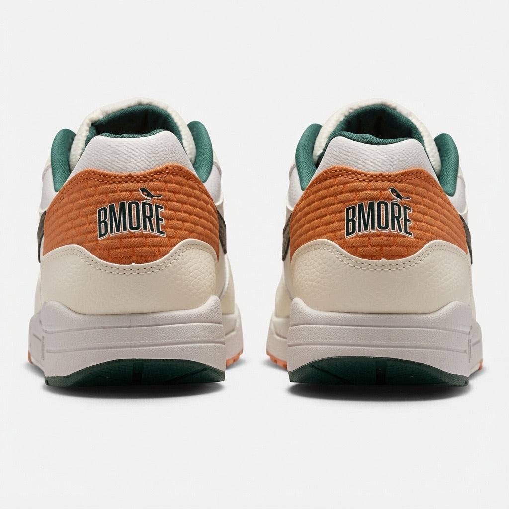 Nike Air Max 1 Baltimore Orioles City Connect 2026 avec tige en mesh respirant, empiècements en cuir et daim, unité Air Max visible et détails inspirés des Baltimore Orioles.