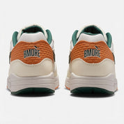 Nike Air Max 1 Baltimore Orioles City Connect 2026 avec tige en mesh respirant, empiècements en cuir et daim, unité Air Max visible et détails inspirés des Baltimore Orioles.