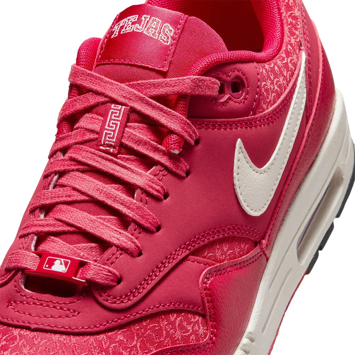 Nike Air Max 1 Texas Rangers City Connect 2026 avec coloris inspiré du baseball texan, unité Air visible et finitions premium.