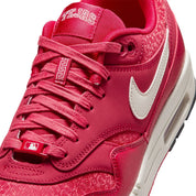 Nike Air Max 1 Texas Rangers City Connect 2026 avec coloris inspiré du baseball texan, unité Air visible et finitions premium.