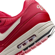 Nike Air Max 1 Texas Rangers City Connect 2026 avec coloris inspiré du baseball texan, unité Air visible et finitions premium.