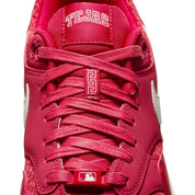 Nike Air Max 1 Texas Rangers City Connect 2026 avec coloris inspiré du baseball texan, unité Air visible et finitions premium.