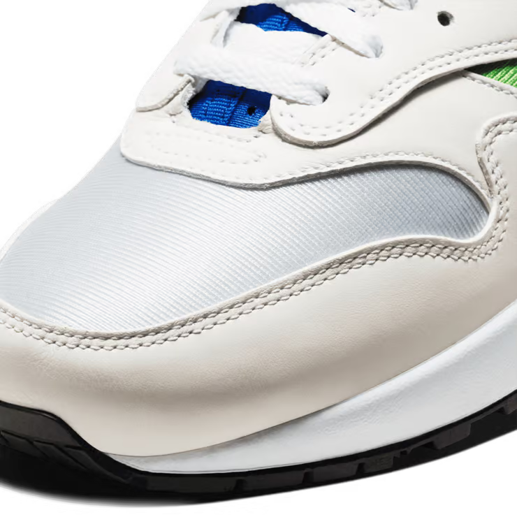 Image de la Nike Air Max 1 DNA CH.1 Green Royal, sneaker en mesh, cuir et suede avec accents verts et bleus et bulle d’air visible. (zoom avant)