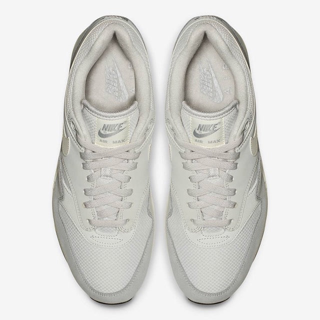 Nike Air Max 1 Vast Grey grise avec empiècements en suède et cuir, touches Spruce Aura et Ridgerock et unité Air visible vue du dessus. 