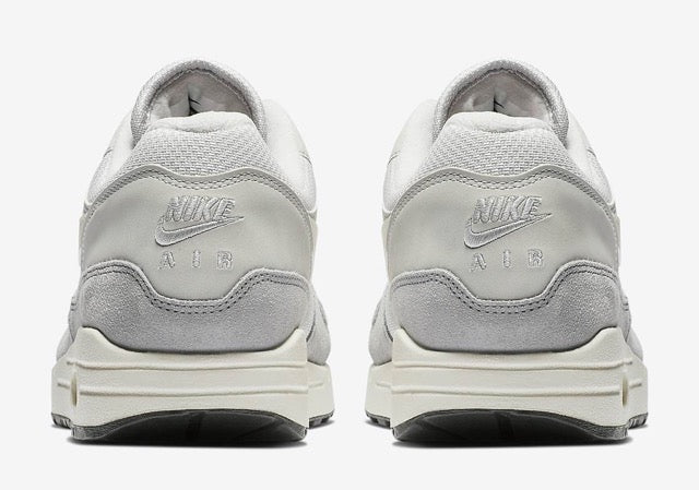 Nike Air Max 1 Vast Grey grise avec empiècements en suède et cuir, touches Spruce Aura et Ridgerock et unité Air visible vue de derrière. 