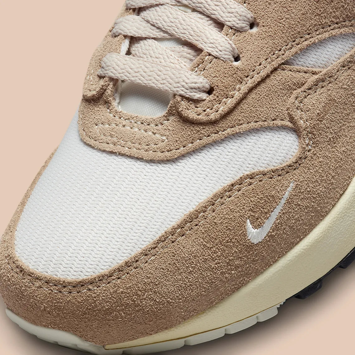 Air Max 1 hangul day zoom avant sur le swoosh blanc
