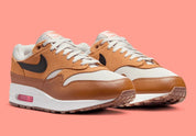 Nike Air Max 1 Essential British Tan Light Bone, sneaker Nike Air Max 1 avec coloris British Tan et Light Bone, amorti Nike Air visible et finitions premium.