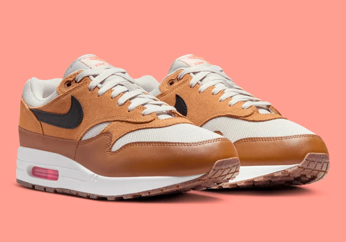Nike Air Max 1 Essential British Tan Light Bone, sneaker Nike Air Max 1 avec coloris British Tan et Light Bone, amorti Nike Air visible et finitions premium.