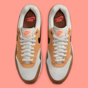 Nike Air Max 1 Essential British Tan Light Bone, sneaker Nike Air Max 1 avec coloris British Tan et Light Bone, amorti Nike Air visible et finitions premium.
