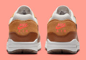 Nike Air Max 1 Essential British Tan Light Bone, sneaker Nike Air Max 1 avec coloris British Tan et Light Bone, amorti Nike Air visible et finitions premium.