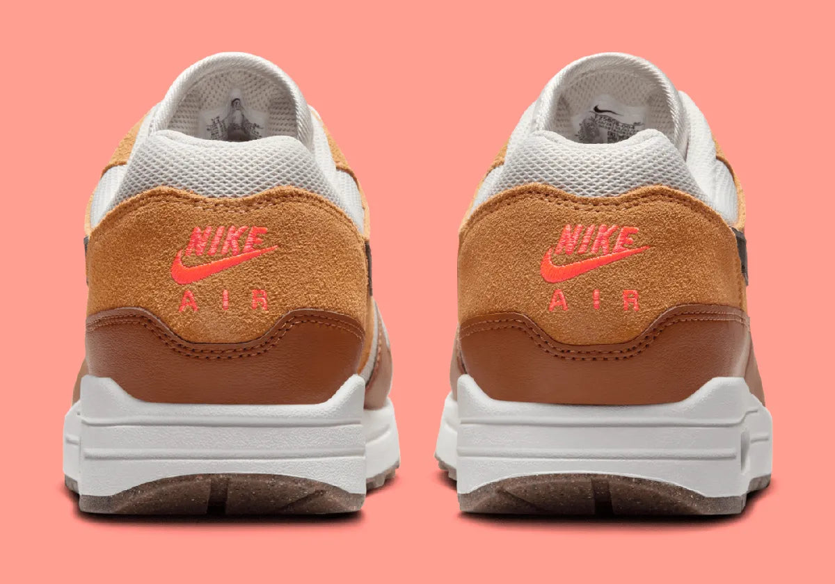Nike Air Max 1 Essential British Tan Light Bone, sneaker Nike Air Max 1 avec coloris British Tan et Light Bone, amorti Nike Air visible et finitions premium.
