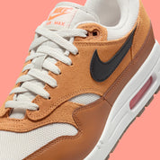 Nike Air Max 1 Essential British Tan Light Bone, sneaker Nike Air Max 1 avec coloris British Tan et Light Bone, amorti Nike Air visible et finitions premium.