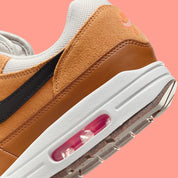 Nike Air Max 1 Essential British Tan Light Bone, sneaker Nike Air Max 1 avec coloris British Tan et Light Bone, amorti Nike Air visible et finitions premium.