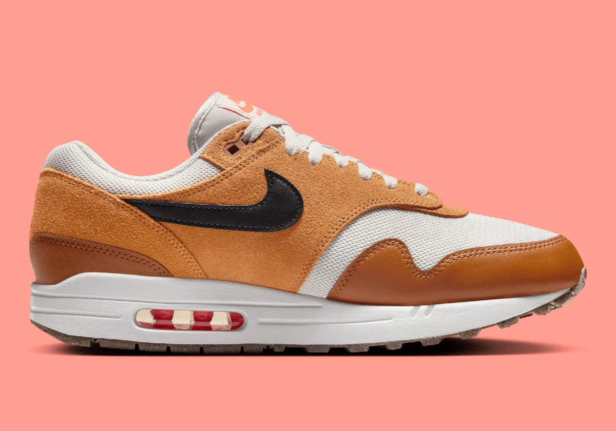 Nike Air Max 1 Essential British Tan Light Bone, sneaker Nike Air Max 1 avec coloris British Tan et Light Bone, amorti Nike Air visible et finitions premium.