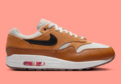 Nike Air Max 1 Essential British Tan Light Bone, sneaker Nike Air Max 1 avec coloris British Tan et Light Bone, amorti Nike Air visible et finitions premium.