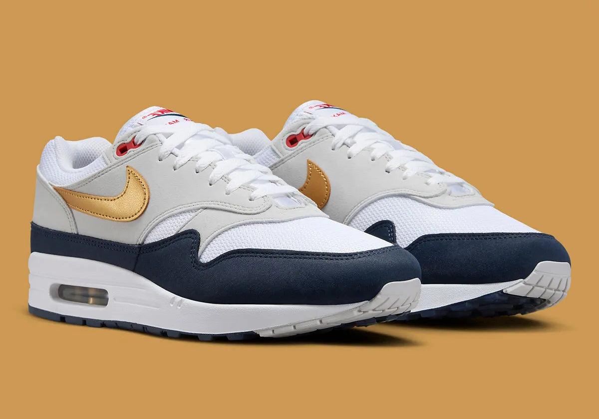  Chaussure de rue Nike Air Max 1 Olympic bleu , blanc , dorée , gris , semelle confortable , vu de 3/4