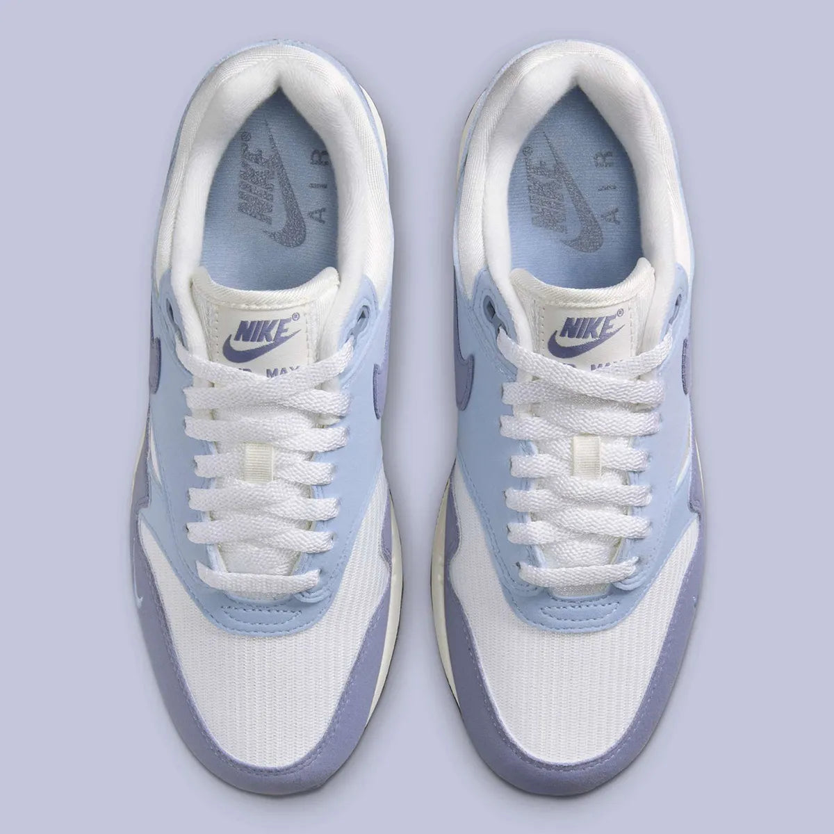 Nike Air Max 1 ’87 Light Armory Blue Ashen Slate pour femme – sneakers iconiques signées Tinker Hatfield avec unité Air-Sole visible, vue de haut