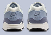 Nike Air Max 1 ’87 Light Armory Blue Ashen Slate pour femme – sneakers iconiques signées Tinker Hatfield avec unité Air-Sole visible, vue de dos