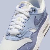 Nike Air Max 1 ’87 Light Armory Blue Ashen Slate pour femme – sneakers iconiques signées Tinker Hatfield avec unité Air-Sole visible, vue de haut