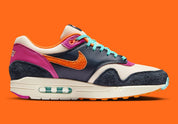 Nike Air Max 1 Padres City Connect 2026 marron et beige en mesh et suède avec semelle Air visible et détails baseball exclusifs. vue de profil intérieur