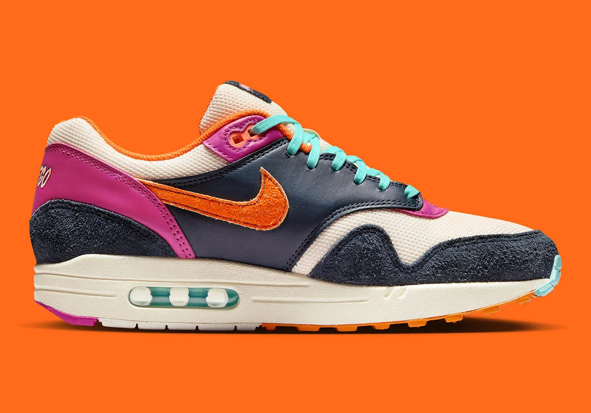 Nike Air Max 1 Padres City Connect 2026 marron et beige en mesh et suède avec semelle Air visible et détails baseball exclusifs. vue de profil intérieur
