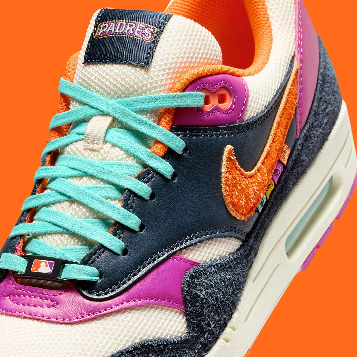 Nike Air Max 1 Padres City Connect 2026 marron et beige en mesh et suède avec semelle Air visible et détails baseball exclusifs. zoom avant de la chaussure