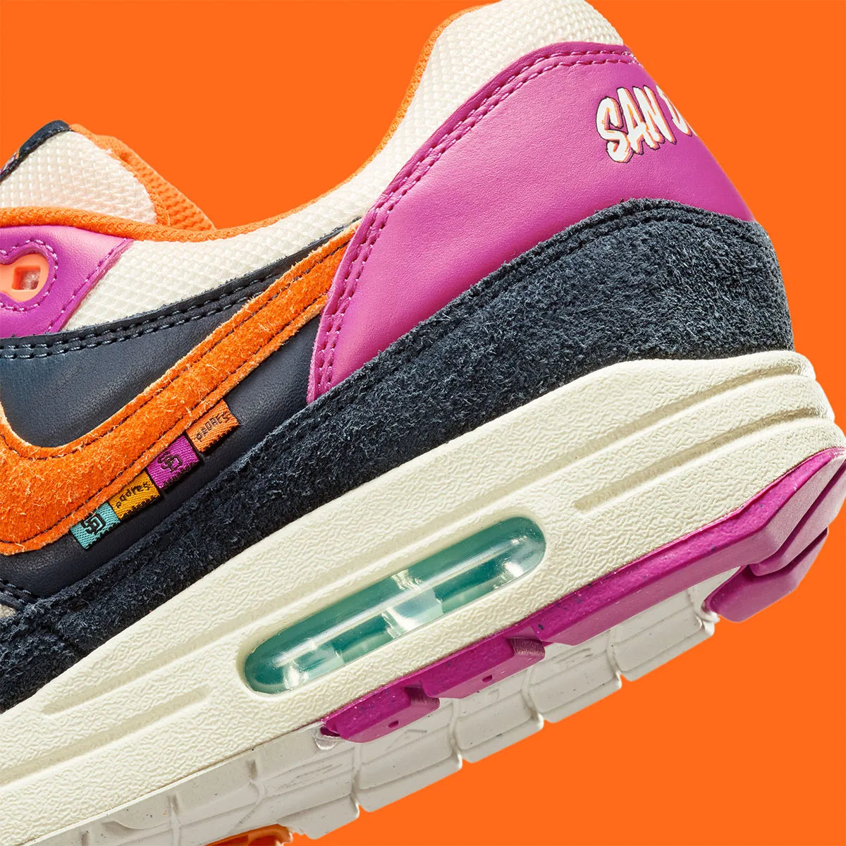 Nike Air Max 1 Padres City Connect 2026 marron et beige en mesh et suède avec semelle Air visible et détails baseball exclusifs. zoom arrière de la chaussure