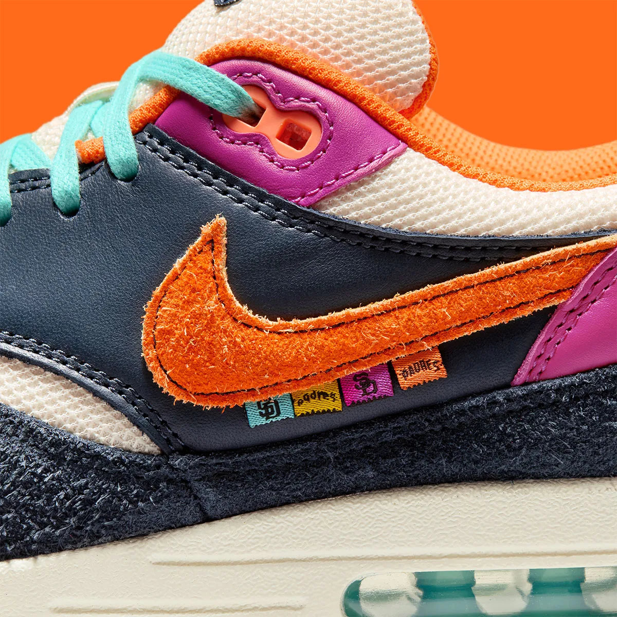 Nike Air Max 1 Padres City Connect 2026 marron et beige en mesh et suède avec semelle Air visible et détails baseball exclusifs. zoom swoosh extérieur