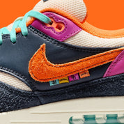 Nike Air Max 1 Padres City Connect 2026 marron et beige en mesh et suède avec semelle Air visible et détails baseball exclusifs. zoom swoosh extérieur