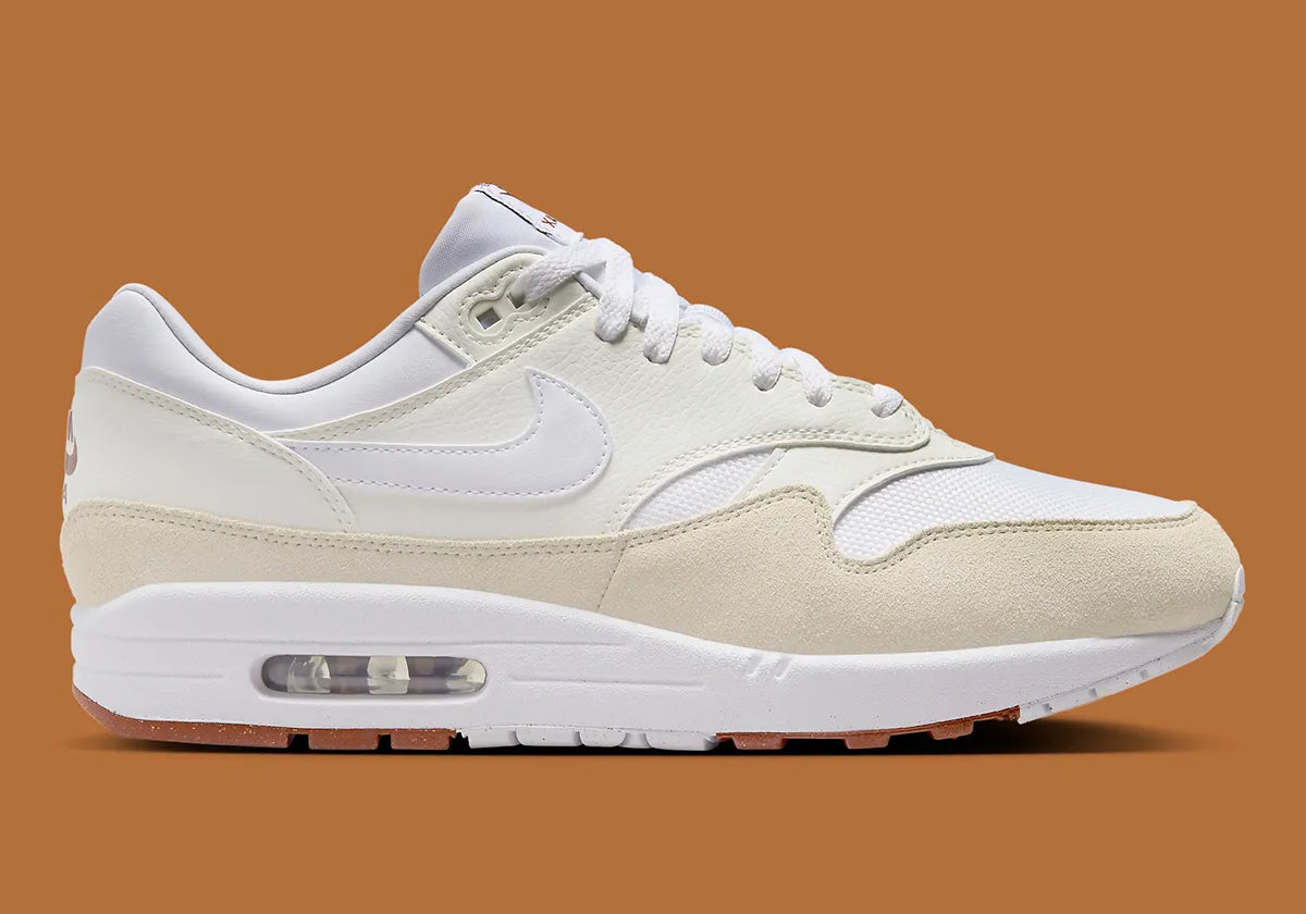 Nike Air Max 1 SC Sail en textile blanc et cuir synthétique écru avec mudguard Coconut Milk et unité Air Max visible vue de profil. 