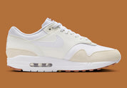 Nike Air Max 1 SC Sail en textile blanc et cuir synthétique écru avec mudguard Coconut Milk et unité Air Max visible vue de profil intérieur. 