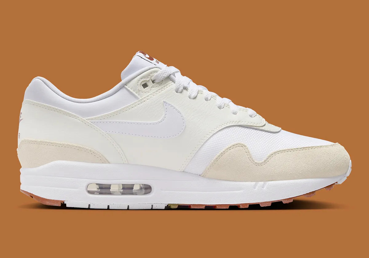 Nike Air Max 1 SC Sail en textile blanc et cuir synthétique écru avec mudguard Coconut Milk et unité Air Max visible vue de profil intérieur. 