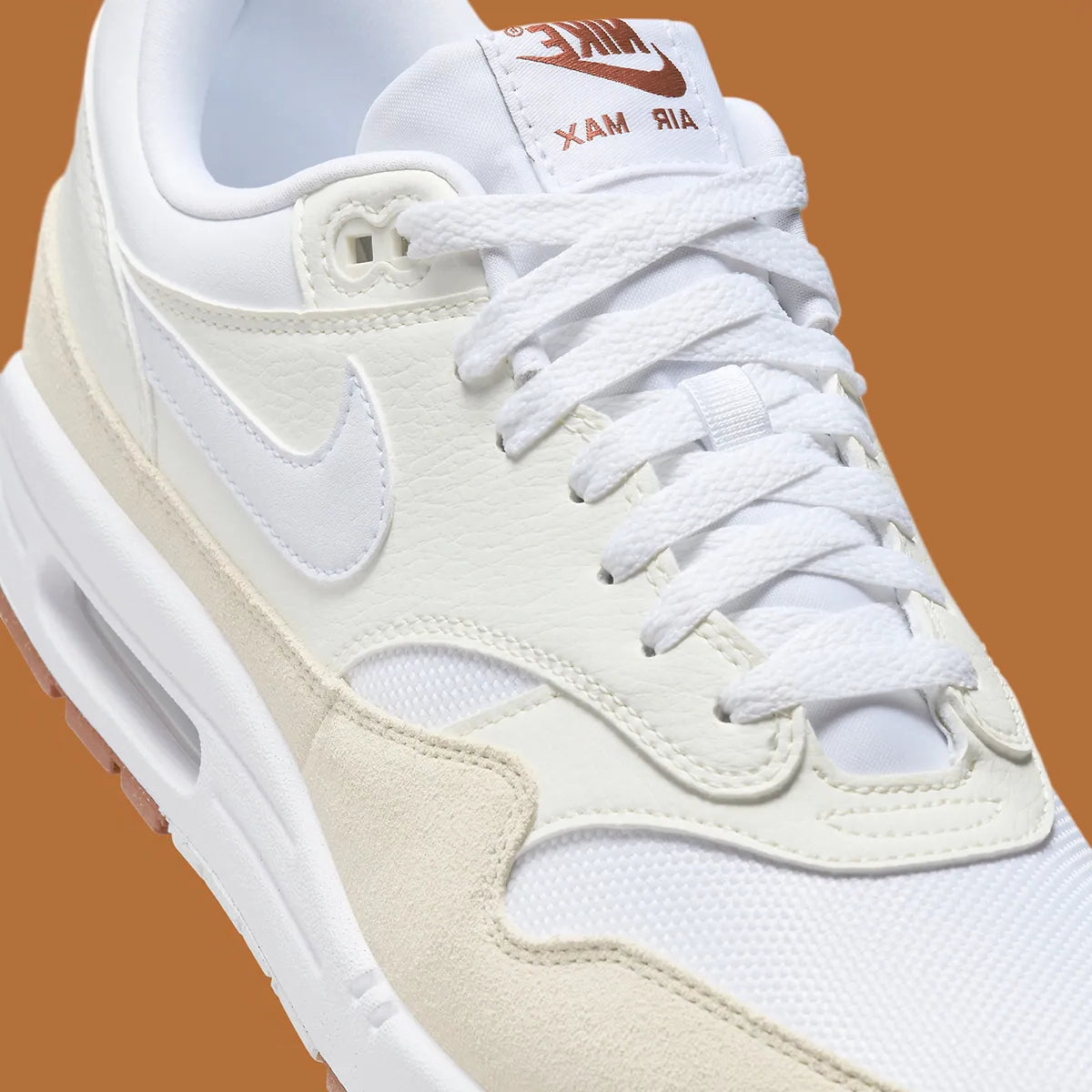 vue zoomée sur les détaisl latéraux de la Nike Air Max 1 SC Sail en textile blanc et cuir synthétique écru avec mudguard Coconut Milk et unité Air Max visible.