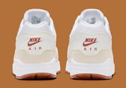 Nike Air Max 1 SC Sail en textile blanc et cuir synthétique écru avec mudguard Coconut Milk et unité Air Max visible vue de derrière. 