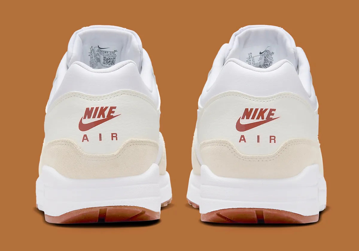 Nike Air Max 1 SC Sail en textile blanc et cuir synthétique écru avec mudguard Coconut Milk et unité Air Max visible vue de derrière. 