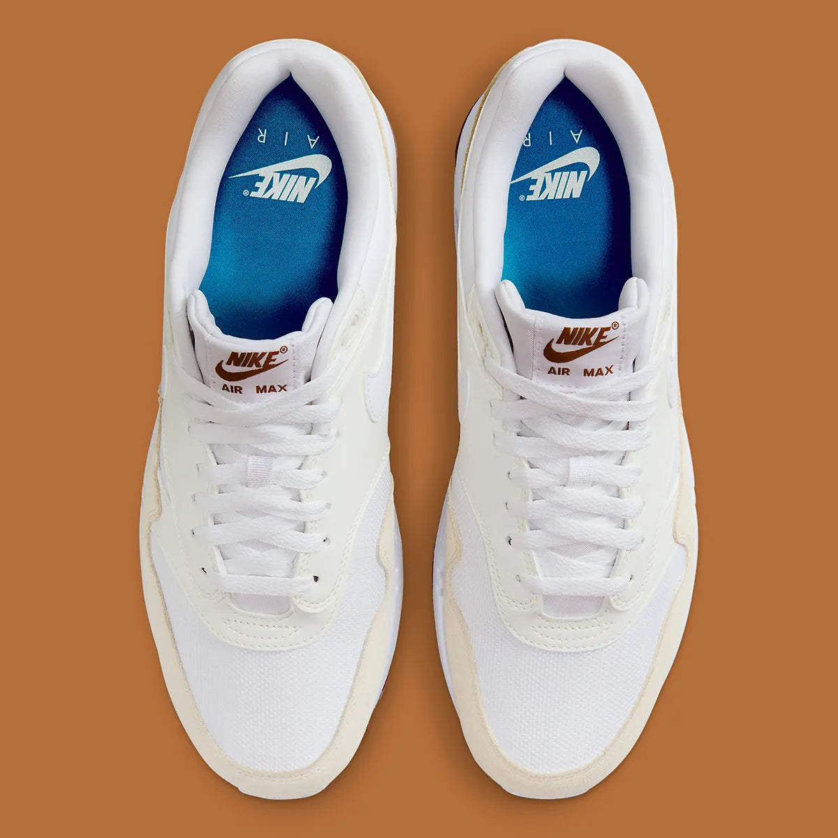 Nike Air Max 1 SC Sail en textile blanc et cuir synthétique écru avec mudguard Coconut Milk et unité Air Max visible vue du dessus. 