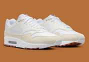 Nike Air Max 1 SC Sail en textile blanc et cuir synthétique écru avec mudguard Coconut Milk et unité Air Max visible vue de 3/4 face. 