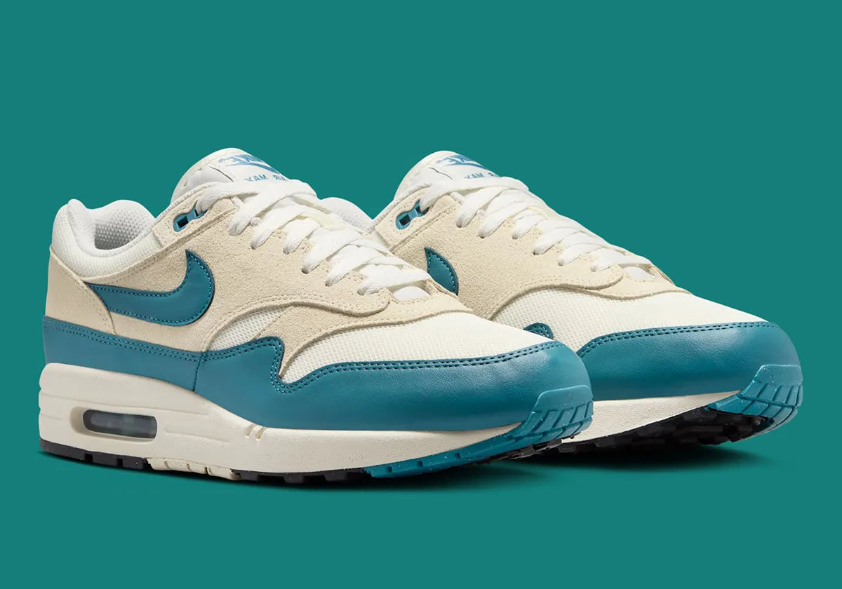 Nike Air Max 1 Essential Soft Pearl Smokey Bleu et blanche, été – sneakers femme iconiques en mesh, cuir et suède premium, vue de coté