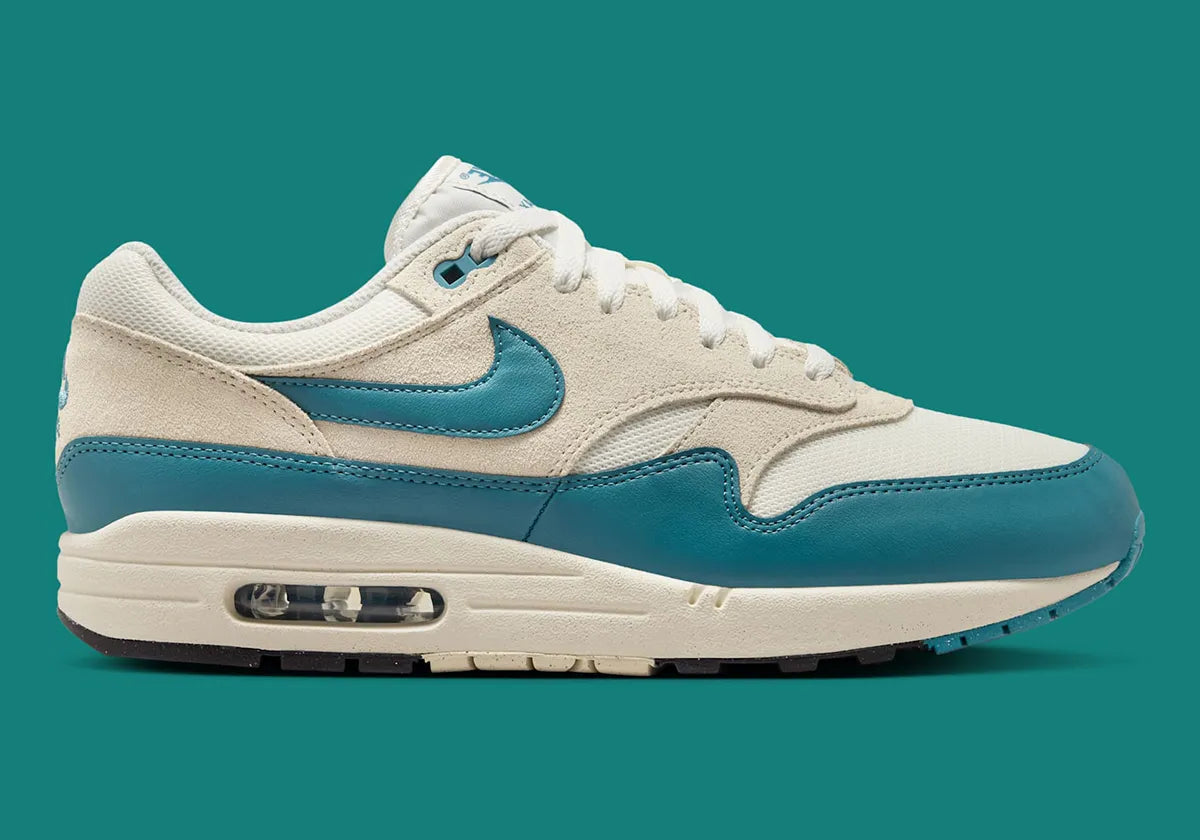 Nike Air Max 1 Essential Soft Pearl Smokey Bleu et blanche, été – sneakers femme iconiques en mesh, cuir et suède premium, vue de face 