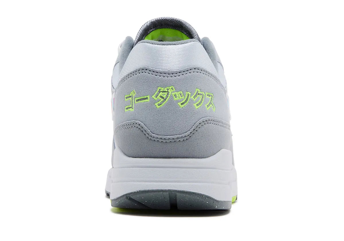 Nike Air Max 1 Ducks of a Feather Oregon Ducks Tokyo JF4580-001 en mesh et suède gris avec Swoosh multicolore, détails verts et branding japonais.