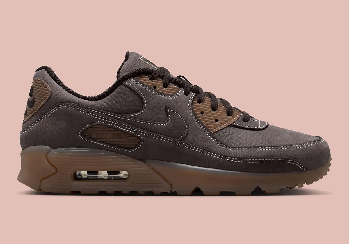 Nike Air Max 90 Shadow Brown, sneaker Nike marron avec empeigne multi-matières, Swoosh latéral et unité Air visible au talon.