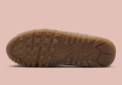 Nike Air Max 90 Shadow Brown, sneaker Nike marron avec empeigne multi-matières, Swoosh latéral et unité Air visible au talon.