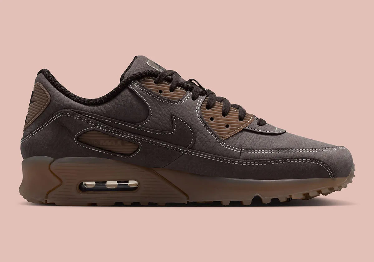 Nike Air Max 90 Shadow Brown, sneaker Nike marron avec empeigne multi-matières, Swoosh latéral et unité Air visible au talon.