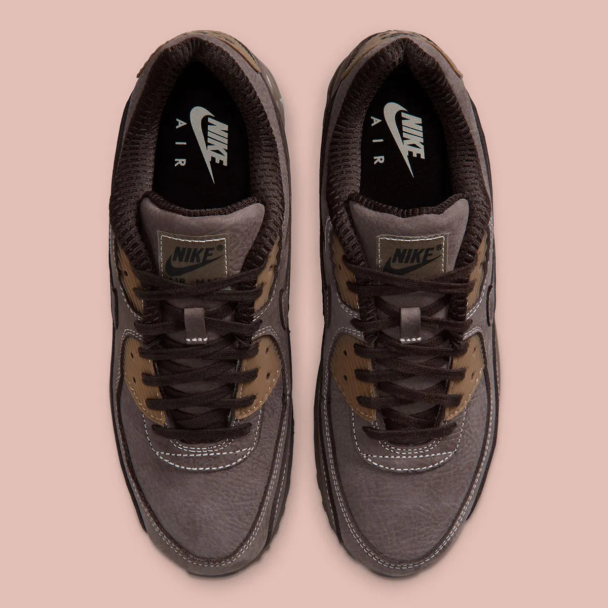 Nike Air Max 90 Shadow Brown, sneaker Nike marron avec empeigne multi-matières, Swoosh latéral et unité Air visible au talon.