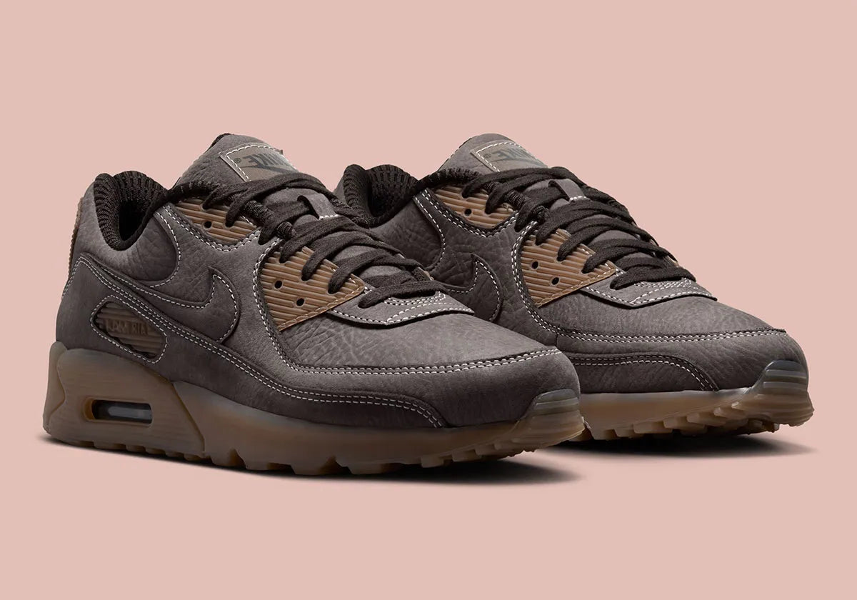 Nike Air Max 90 Shadow Brown, sneaker Nike marron avec empeigne multi-matières, Swoosh latéral et unité Air visible au talon.