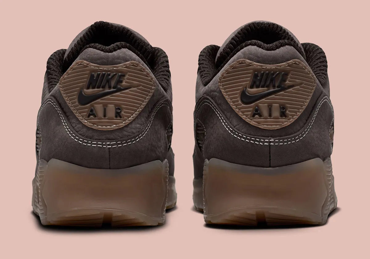 Nike Air Max 90 Shadow Brown, sneaker Nike marron avec empeigne multi-matières, Swoosh latéral et unité Air visible au talon.