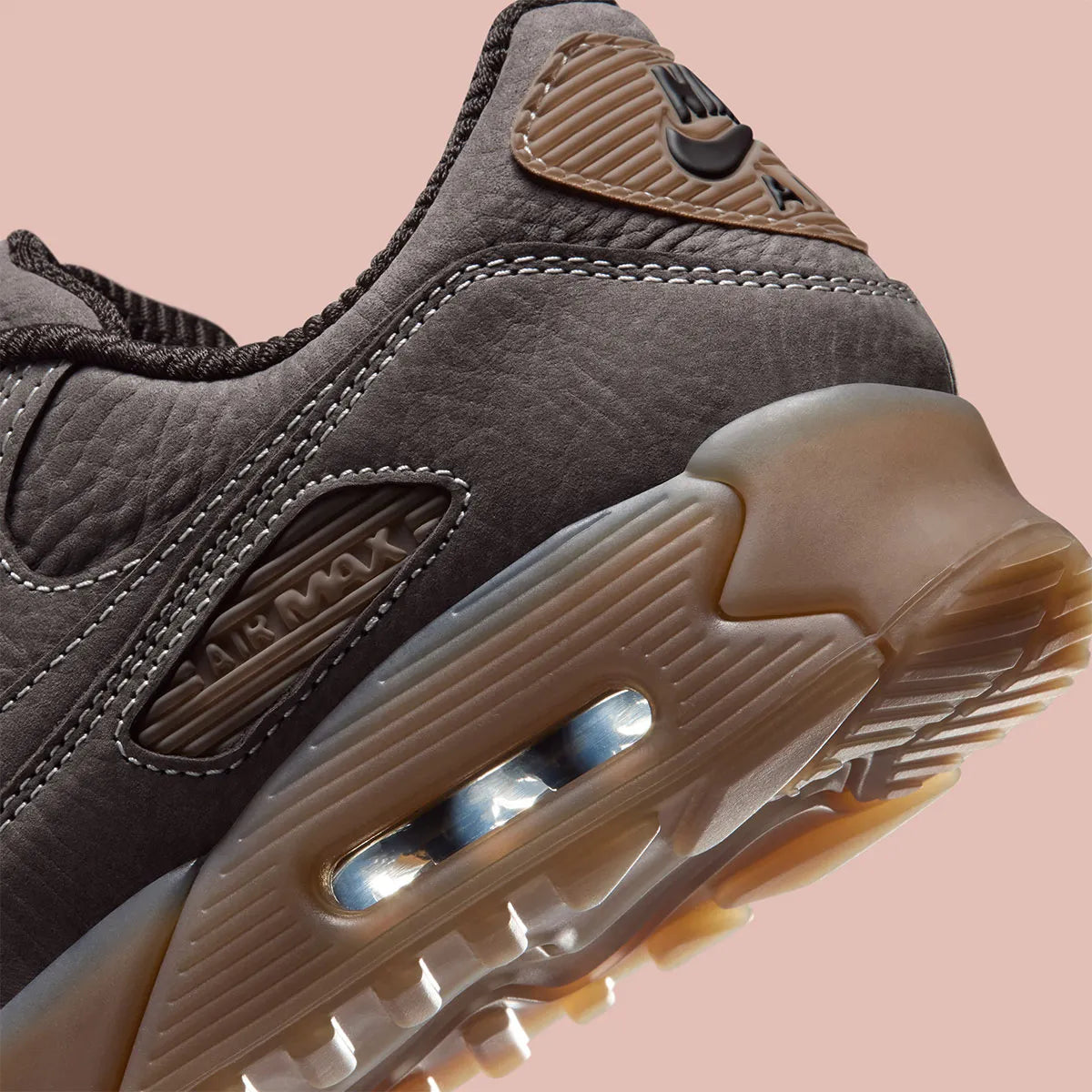 Nike Air Max 90 Shadow Brown, sneaker Nike marron avec empeigne multi-matières, Swoosh latéral et unité Air visible au talon.
