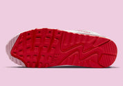 Nike Air Max 90 Valentine's Day 2021 avec tige en cuir et mesh aux tons clairs et roses, unité Max Air visible au talon et semelle extérieure en caoutchouc gaufré.