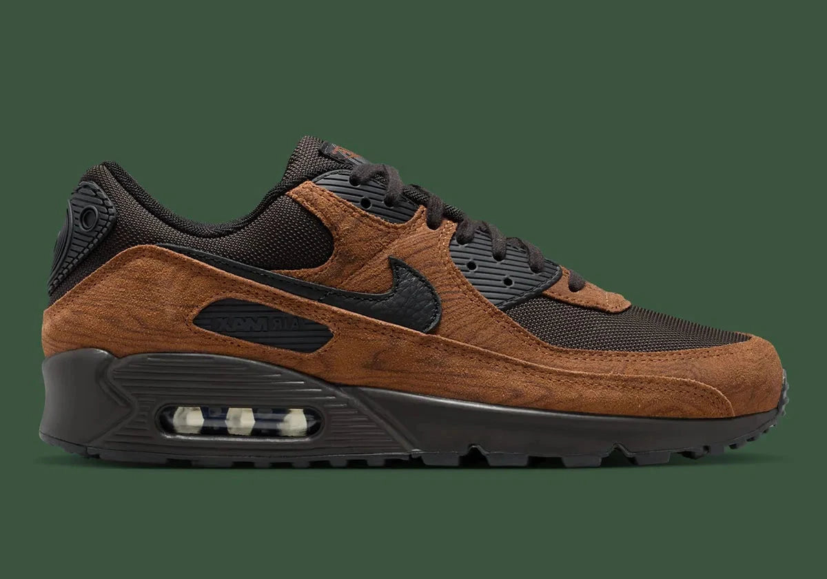 Nike Air Max 90 Premium Light British Tan Velvet Brown, sneaker beige et marron en suède et cuir avec détails noirs et unité Max Air visible.