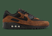 Nike Air Max 90 Premium Light British Tan Velvet Brown, sneaker beige et marron en suède et cuir avec détails noirs et unité Max Air visible.
